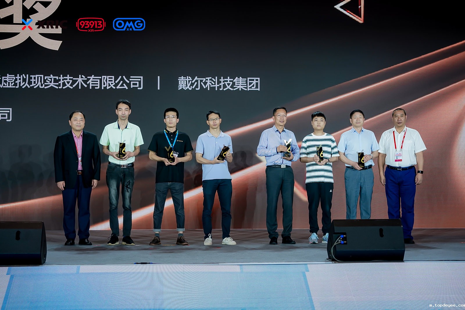 臻像科技以全球领先光场全息技术,荣获第六届“金V奖”“年度创新硬件奖”